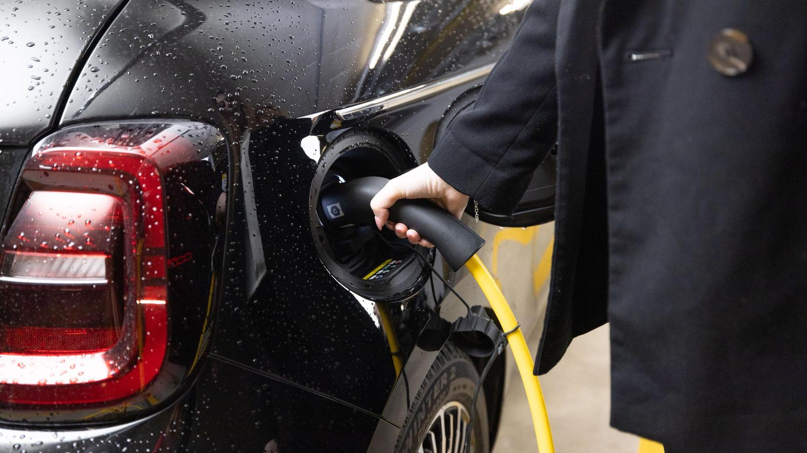 Elektroauto laden: Nahaufnahme des Ladeanschlusses