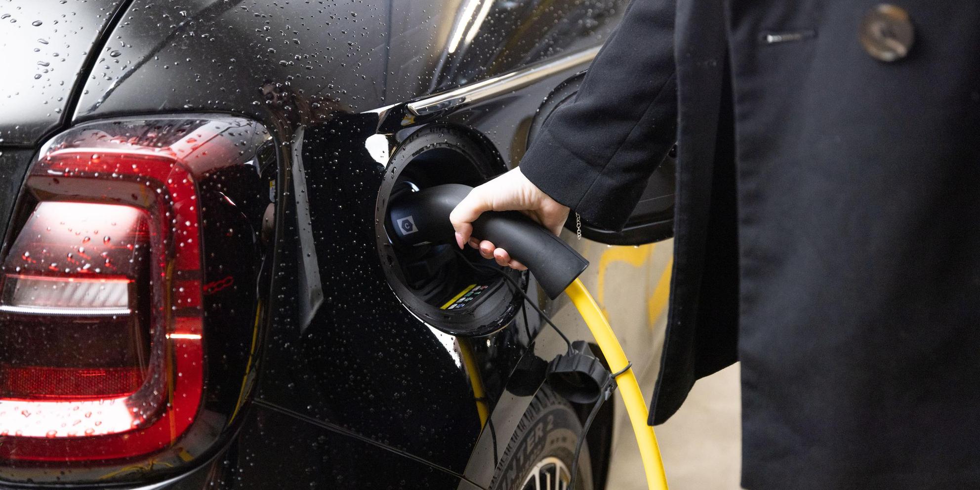 Elektroauto laden: Nahaufnahme des Ladeanschlusses